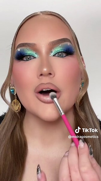 Nikkie Moira = A Shining Perfection!✨ Check out @nikkietutorials glowing review of our Chroma Light Collection! Visit http:// www.moirabeauty.com for the full magic.✨💖 #Moiracosmetics #BeautyReimagined #NikkieLovesMoira #MakeupMagic #MoiraMoments #BeautyGlow #MustWatch #Moiraeyeshadow #eyeshadows #fyp