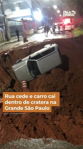 Road collapses and car falls into sinkhole in Greater São Paulo #shorts #falabrasil
