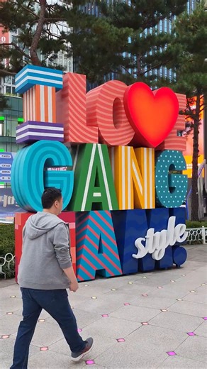 360° tour of Gangnam Square in Seoul. 🇰🇷