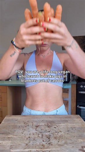 Ami-James Deane on Instagram: "🗨️ COMMENT “HOLIDAY” to get my NEW Christmas eBook for Maximum Weight Loss + 50% OFF ALL my eBooks 🎁✨ Pigs in blankets… but make them healthy, vegan & weight-loss friendly 👇 Smoky, savoury, and insanely satisfying — without oil, without meat, and without the calories that usually come with comfort food 💪 Wrapped in crispy rice paper and filled with marinated carrots + tempeh, these are the ultimate lighter twist on a classic 🤯 ⸻ Ingredients (makes ~12): Carrot