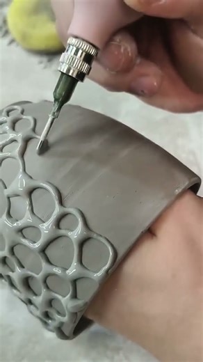 making patterns on glass made of clay that is half dry, the patterns are given in an abstract way