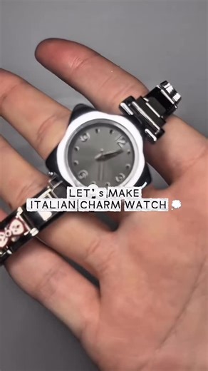 Y! Y! hands 【ワイワイハンズ⌚️】 on Instagram: "HOW TO MAKE ITALIAN CHARM 👀♩ 店頭でも「ちょっと難しい…！」と声をいただくことが多い イタリアンチャームのはめ方をまとめました♡ ご来店の際はぜひ参考にしてみてください⌚️💭 【はめ方のポイント】 ・チャーム裏のフックをチェック ・ブレスレット側のフックを少し広げる ・斜めからカチッとはめ込む ・しっかり押し込んで固定 ・軽く引っ張って外れないか確認 ・全てをつなげた後は長さ調整をする イタリアンチャームを作るなら、ぜひyy hands まで⭐️"