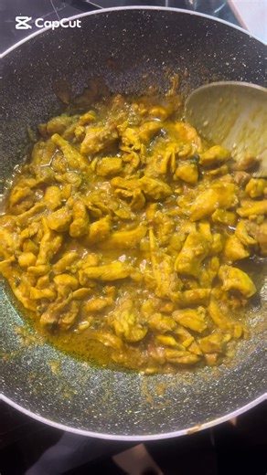 Een overheerlijke snelle masala kip geserveerd op een getoast surinaams puntje met peper en komkommer op zuur 👩🏽‍🍳💋 Could eat this EVERY DAY. Chef’s kisses 😚🤌🏼 #surinaams #javaanseten #foodtok