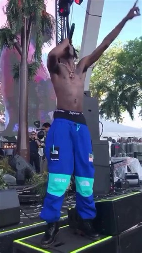 Playboi Carti falls off stage while performing “Fetti” at Rolling Loud Miami, 9 years ago today 😭😭 (2017)