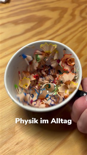 F.LUX on Instagram: "Am schwierigsten an der ganzen Sache war jedoch, die statisch geladenen Holzschnitzel erst einmal vom Anspitzer und den Händen direkt in die Tasse zu bekommen. ✏️🖐☕️ Denn dort wurden sie durch ein elektrisches Feld abgelenkt. 💫 Schon eine Herausforderung, wenn man mit den Holzschnitzeln auf die Tasse zielt und sie trotzdem regelmäßig daneben landen. 🤣 #arnsberg #sauerland #FLUX #schülerlabor #experimente #physik"