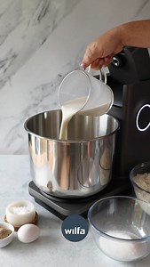 Lag luftige og saftige sjokoladeboller med Wilfa Probaker 🖤 Oppskrift følger 👇🏽 6 dl kald melk 1 kg hvetemel 150 g sukker 3 ts flaksalt 12 g kardemomme (ca. 3 ts), gjerne grovmalt fra egne kjerner 50 g fersk rød gjær eller 1 pose tørket gjær 1 egg 150 g romtemperert smør i terninger Egg til pensling 200 g mørk sjokolade hakket i biter eller en blanding av melkesjokolade og mørk sjokolade Ha 5 dl melk i bakebollen sammen med hvetemel, sukker, salt, kardemomme, gjær og egg. Kjør sammen på sakte