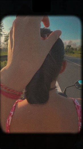 Zeenat x9 on Instagram: "日本利用压电瓷砖将脚步转化为电能。这些瓷砖捕捉来自你脚步的动能。当你行走时,你的重量和动作会对瓷砖产生压力。瓷砖会轻微弯曲,从而产生机械应力。瓷砖内部的压电材料将这种应力转化为电能。每一步都会产生少量电荷,而数百万步结合在一起就能产生足够的电力来驱动LED灯、数字显示屏和传感器。在像涩谷车站这样繁忙的地方,每天大约有240万个脚步为这一系统作出贡献。 这些电能可以被储存或立即使用,从而减少对传统电力来源的依赖,并支持可持续的城市基础设施。 这种方法将日常运动转化为实用的可再生能源#日本#知识#事实#你知道吗 推荐科技创新#历史 技术实验热门"