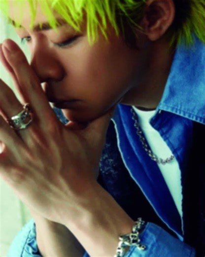 「手の血管ヤバすぎるー」岸優太、グリーンヘア&キリッと太眉姿のモデルショット