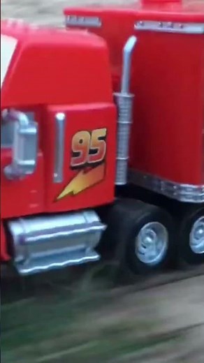 Disney Cars: Mack Hauler vs. McQueen & Mater – Tractor Tipping Tease🚗💨