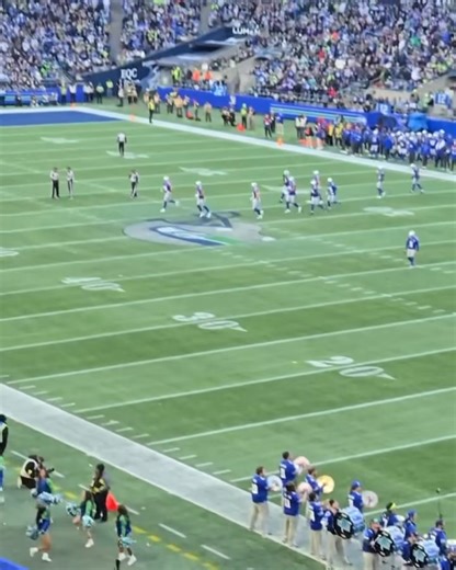 Matt Cameron and the Seattle Seahawks drum line drumming Soundgarden’s “Spoonman” on the field. #repost • @spinmag Steal the rhythm while you can 🥁🥁🥁 This is really cool. (📹 via tk/jambormee) Soundgarden Seattle Seahawks | Jeff Ament's Army