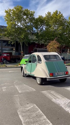 6.7K views · 175 reactions | Citroën 2CV el clásico que sigue conquistando corazones #citroen #citroen2cv #2CV #citroën2cv #frenchcars #french #cars #fblifestyle | Citroën2CV | Facebook