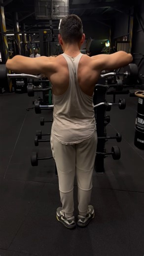 Build those capped shoulders & thick traps   EZ Barbell Upright Row – target your delts and traps for that powerful look!  Keep your elbows high, control each rep, and feel the burn.  Save & like to level up your shoulder day!  Comment “” if you love that shoulder pump!  DM me “SHOULDERS” and I’ll send you my full delt workout plan! #EZBarUprightRow #ShoulderWorkout #TrapTraining #MuscleBuilding #CemFitUSA #FitnessMotivation | Cemfitusa | Facebook