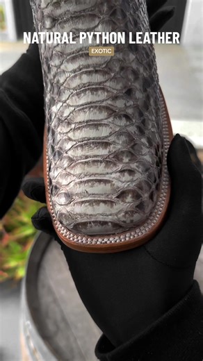 NATURAL PYTHON LEATHER #python #leather #boots #cowboyboots #pythonboots #pythonleatherboots #pythonexotic #exoticpython #westernwear #rodeocartie #natural
