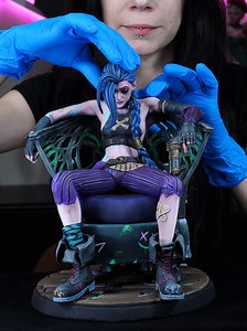 Magnetised statue of Jinx from Arcane 🖌 This is our new Standard course on patreon! Come join us to grab the STL and full course 🫶🏻 Model by @oxo3d_figures Resin from @nova3d3dprinting TGM Printed on GK3U from @uniformation.3d Painted using So Flats from @goldenpaints #modelpainting #3dprinting #arcane #jinx #jinxarcane