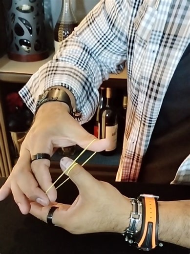 Viste como atravesó el dedo 🤯🎩 #tutorial #magic #magia #magictrick #show