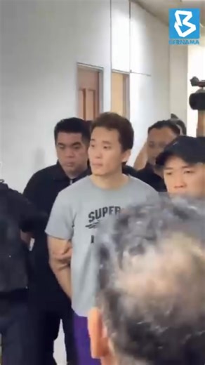 Seorang doktor swasta didakwa di Mahkamah Majistret Johor Bahru atas empat pertuduhan termasuk membunuh isteri dan anak lelakinya di sebuah kediaman di Bandar Dato' Onn pada hujung tahun lepas. Tertuduh, Chia Tong Hong, 34, hanya menggangguk faham selepas pertuduhan dibacakan terhadapnya di dua Mahkamah Majistret secara berasingan. Bagi dua pertuduhan utama, lelaki itu didakwa dengan niat membunuh isterinya, Phun Lai Ling, 37, dan anak lelaki mereka, Aaden Chia Yee Heng, 5, dengan niat menyebabk