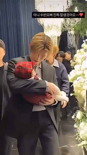 Yeonjun gemashh banget gendong bayi😭🤏🏻 btw happy wedding jisoo nim💐 #txt #tomorrow_x_together #moa #viral #fyppppppppppppppppppppppp