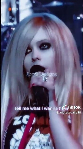 avril Lavigne "girlfriend" live #avrillavigne #canadiansinger #girlfriend