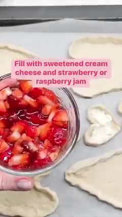 ❤️ Heart-Shaped Danishes (made from crescent dough!) ❤️ This is such an easy little Valentines treat to make and they fit perfectly inside a lunchbox! ❤️ Full recipe: https://thesoccermomblog.com/heart-shaped-danish-recipe/ | The Soccer Mom Blog - Positive Inspiration for Moms