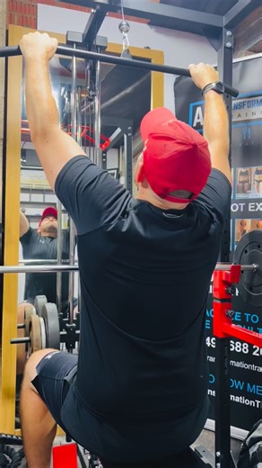 Most men don’t fail because they’re lazy They fail because they’re trying to follow a fitness plan that doesn’t fit their life Here’s the truth: 💥 You don’t need 90-minute workouts 💥 You don’t need to cut out carbs 💥 You don’t need to be perfect What you do need is this: 1️⃣ A simple structure 3–4 strength sessions per week. 30–40 minutes. Big lifts. Progressively get stronger. 2️⃣ High-protein meals you can actually stick to Not chicken-and-rice misery. Quick, tasty, dad-friendly meals that 