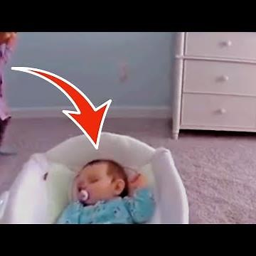 Quello che la bambina fa alla neonata lascia tutti senza parole