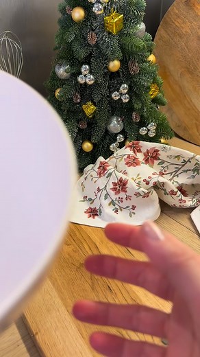 Le saucisson au chocolat de ma grand-mère, je vous partage la recette tous les ans, c’est symbolique pour moi… et surtout, c’est tellement bon, simple et fun à faire. Je la refais dès que le froid, la neige et les fêtes approchent. Liste des courses : • 15 biscuits • 200 g de chocolat noir • 70 g de beurre • 1 cuillère à soupe de mascarpone • 2 cuillères à soupe de sucre glace pour le dessus | Monelle Godaert