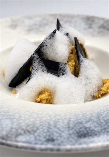 🖤 CRUJIENTE DE ISOMALT CON CARBÓN ACTIVO 🖤 Receta con cantidades en mi página de Gronda. Un toque oscuro, elegante y sorprendente para llevar tus postres a otro nivel. ✨ Con solo isomalt y carbón activo de grado alimentario podemos crear este crujiente negro, fino y quebradizo, perfecto para aportar textura, contraste y un acabado espectacular a todo tipo de elaboraciones. 🔥 Fundimos el isomalt → 🖤 incorporamos el carbón → ❄️ dejamos enfriar → 💥 rompemos y listo. El resultado: pequeños frag