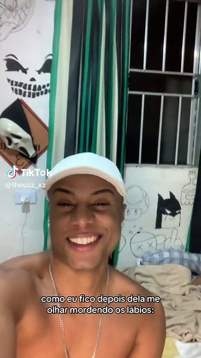 Brincando de Pique Esconde e Mordendo Lábios