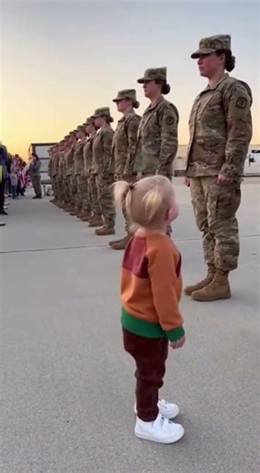 She Found Her Soldier Mom ❤️ #MilitaryHomecoming #EmotionalReunion #ArmyMom #WholesomeMoment #Shorts