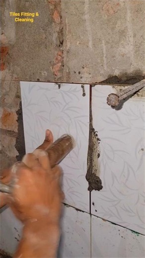 I fitted white tiles lengthwise on the wall.#walltiles #installtiles #tilesfitting