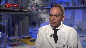 #Tg2 Medicina33, Atrofia Muscolare Spinale, una malattia rara che porta alla progressiva morte delle cellule del midollo spinale. Se disgnosticata alla nascita però, può essere curata con dei farmaci che possono consentire a questi bambini di condurre una vita virtualmente uguale ai loro cvoetanei. E in alcune regioni italiane esiste uno screening per individuare la malattia proprio nei neonati | Tg2