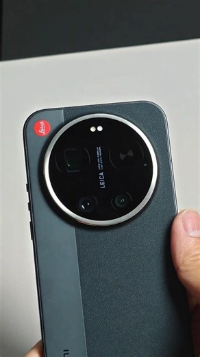 The Xiaomi 17 Ultra Unboxing Leica Edition: Leica inscription, Leica red label, and Master Zoom ring