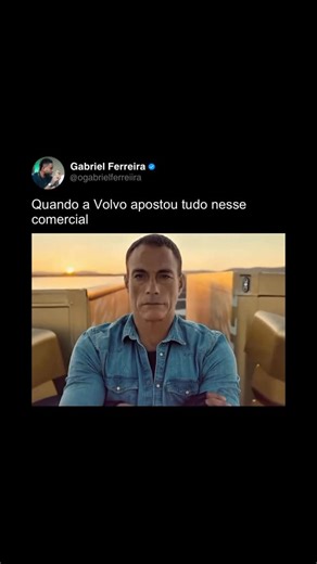 Gabriel Ferreira on Instagram: "Aquilo não foi um comercial. Foi uma declaração pública de confiança. A Volvo colocou Jean-Claude Van Damme entre dois caminhões em movimento, em marcha ré, e deixou que ele abrisse um espacate completo enquanto os veículos seguiam alinhados. Sem truque. Sem efeito especial. O que sustentava a cena era o Volvo Dynamic Steering, um sistema capaz de corrigir microvariações da direção em tempo real, mantendo os caminhões perfeitamente sincronizados, como se fossem um