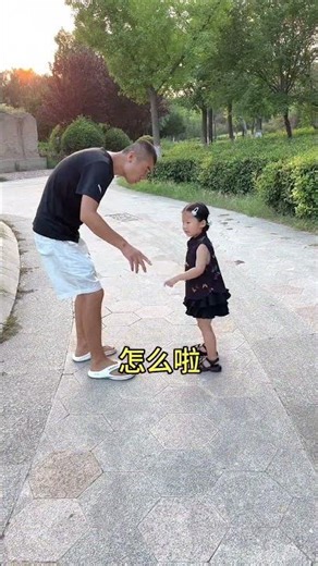 I intended to tease my daughter, but she found it unexpectedly. #Hand in hand, let's go.