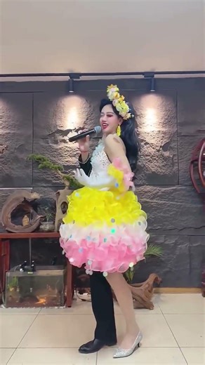 He Strikes, She Glows: Two Sides of One Performer