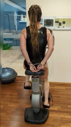 Subbi spinning in a latex outfit / Subbi am Spinning im Latex - Essen