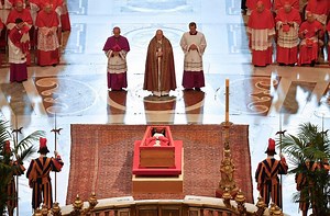 Pope Francis’ mortal remains carried to St. Peter’s Basilica - Vatican News