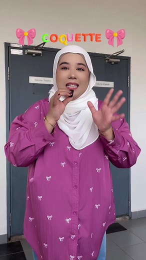 Ah comel nyaaa 😍 Coquette fever la ni 🙈😙 Kemeja Cotton yang anti kedut ! Plus size boleh pakai tau 😍