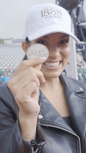 Agostina Larocca on Instagram: "POV: los nervios antes de hacer el sorteo en la cancha central del Argentina Open junto @sidra1888. Gracias a Rafael que me dejó practicar y me dio confianza 🤣🤣 Aprobada???"