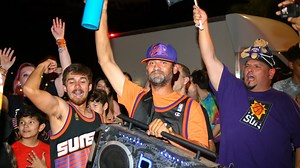 Hundreds welcome Suns at Sky Harbor Airport after return from playoff sweep of Denver