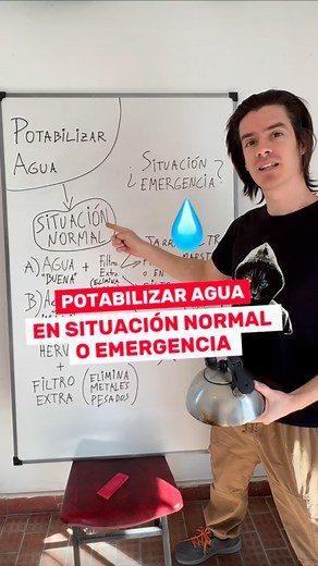 💧 ¿Sabías que el sol puede potabilizar el agua? ☀️ Este método se utiliza como ÚLTIMO RECURSO en situaciones de EMERGENCIA 👇👇👇 El agua debe ser clara para usar este método, no es factible con agua turbia. ¿Porqué en botella de plástico? Las botellas de vidrio o de color bloquean rayos UV que podrían eliminar microorganismos. Para que el sol desinfecte el agua de forma efectiva, tiene que usarse una botella plástica, transparente, sin rayones, y dejarla al sol por al menos 6 horas continuas (