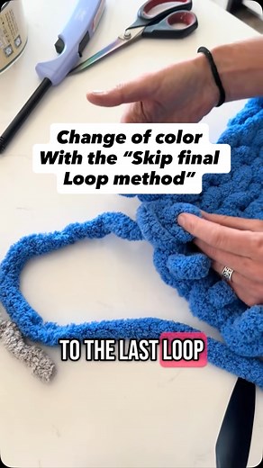 Helle on Instagram: "✨ “Let me show you my favorite way to switch yarn colors — the skip the final loop method! It’s super clean, super easy, and gives your chunky knit projects that seamless finish we all love. Once you try it, you might never go back 😉🎉 #ChunkyKnit #KnitTips #ColorChange #HandmadeWithLove #DIYKnitting #CozyCreations #KnitAndTell #YarnLovers #CraftingJoy #KnitHacks #chunkyknitblankets #helleschunkyknitblankets #fingerknitting #fyp"