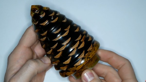 DIY Resin Magic –Turns an Ordinary Pine Cone Into a Little Christmas Tree