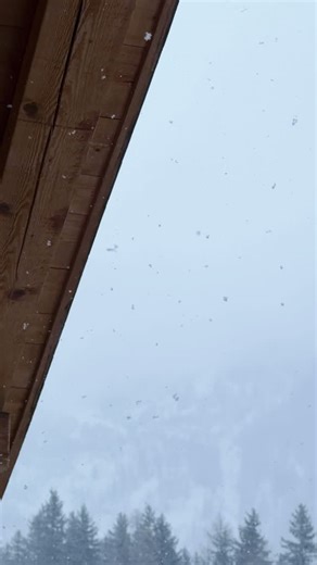 Winter in Chamonix… and it’s a good one 🤍 It’s the kind of winter we always hope for. Deep snow at altitude, regular fresh snowfall through the week, and that unmistakable alpine atmosphere that makes the Chamonix Valley so special. Wake up, pull back the curtains, and there it is! ❄️ With snow-sure skiing, crisp mountain days and cosy chalet evenings, this is winter at its best. #WinterInChamonix #AlpineWinter #SkiSeason #FrenchAlps #SkiHoliday | Les Rives d'Argentière