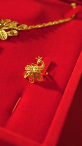 Peacocks are seen as the modern-day phoenix and a symbol of beauty in Chinese culture 🦚✨ Discover the elegance of SK Jewellery's peacock Si Dian Jin designs, where every feather is intricately crafted for radiant splendor. | SK Jewellery