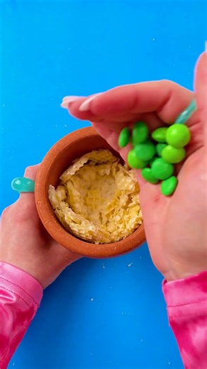 Waffle Wonderland: The Ultimate Eating Challenge! 🧇✨