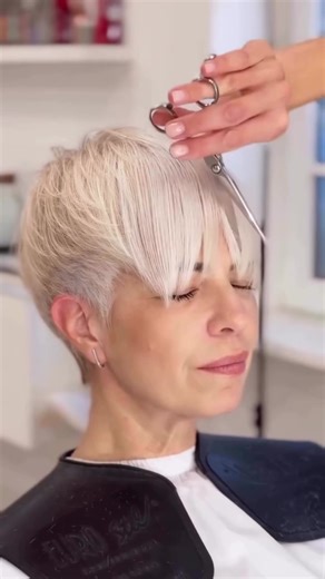 Trendy Short Hair Styles for Women