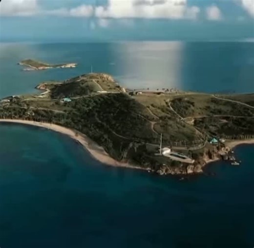 @lobotomy_brain on Instagram: "日本利用压电瓷砖将脚步转化为电能。这些瓷砖捕捉来自你脚步的动能。当你行走时，你的重量和动作会对瓷砖产生压力。瓷砖会轻微弯曲，从而产生机械应力。瓷砖内部的压电材料将这种应力转化为电能。每一步都会产生少量电荷，而数百万步结合在一起就能产生足够的电力来驱动 LED 灯、数字显示屏和传感器。在像涩谷车站这样繁忙的地方，每天大约有 240 万个脚步为这一系统作出贡献。这些电能可以被储存或立即使用，从而减少对传统电力来源的依赖，并支持可持续的城市基础设施。这种方法将日常运动转化为实用的可再生能源 #日本 #知识 #事实 #你知道吗 #推荐 #科技 #创新 #历史 #技术 #实验 #热门"