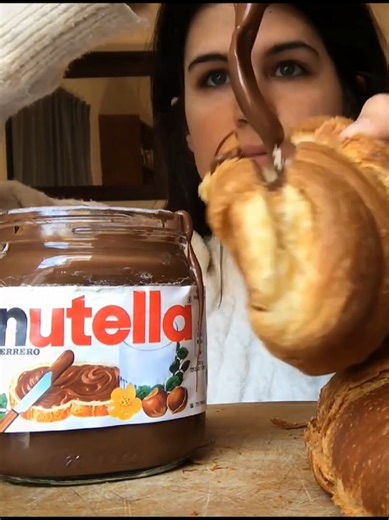 Comendo croissants recheados com Nutella. #asmr #mukbang #nutella