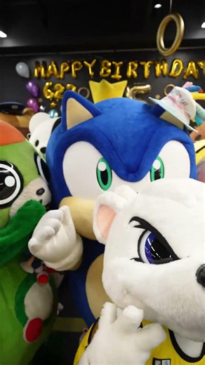 “Celebrating Sonic's 35th birthday with friends!” - Sega (Official) | YouTube Shorts 🎂 🥳 🎉